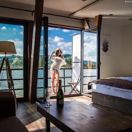 Boatel Copacabana * Veliko Gradište